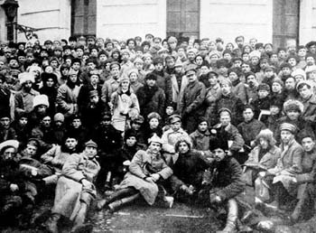 Lenin e Trotzkij (al centro della foto) con i soldati dell'Armata rossa
